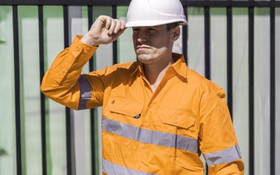 Colour Fastness in Industrial Hi-Vis Garments: Fibre Types, UV Exposure, and Industrial Washing